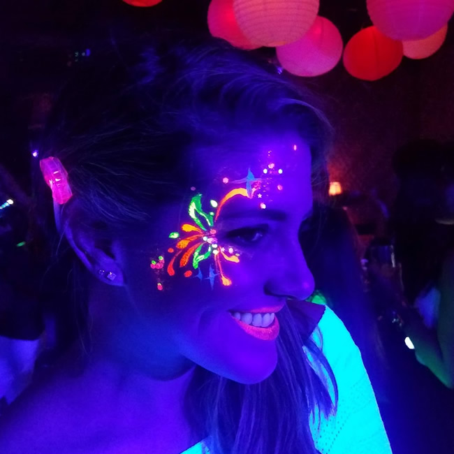 uv glowing temporary tattoo at vidcon event in anaheim